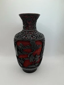 Cinabro cinese vintage rosso e nero con vibrante cloisonné blu su vaso ottone - Foto 1 di 7