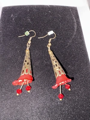 Hermosos pendientes colgantes de flores rojas y cristal Foto 1 de 4