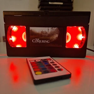 The Conjuring LED VHS Video Cinta Lámpara Cumpleaños Navidad Idea de Regalo Retro Horror Luz - Imagen 1 de 4