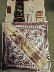 Vintage Delfter Design 2 Spitzkerzen 20 Papierservietten lila Holland handbemalt Neu aus altem Lagerbestand - Bild 1 von 6