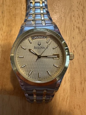 Reloj de vestir Bulova 98C60 para hombre esfera dorada champán dos tonos acero inoxidable fecha Foto 1 de 4