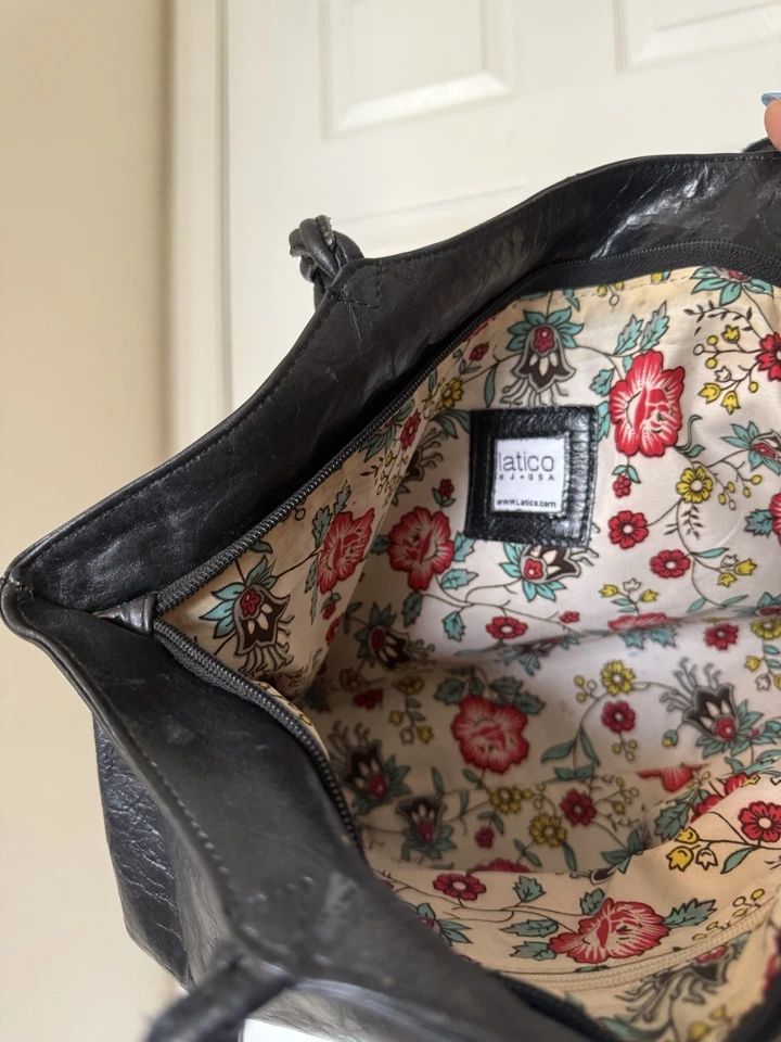Bolso de Hombro LATICO Carmen Cuero Negro Cremallera Superior Forro Floral 15"x9.5" Foto 1 de 4