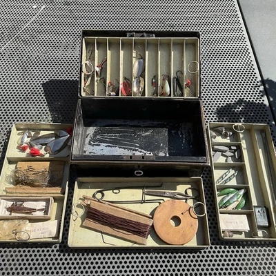 UNA CAJA DE APAREJOS DE PESCA VICTORIANA CON 4 BANDEJAS Y APAREJOS. Foto 1 de 4