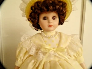 Muñeca de porcelana 16 adornada - en amarillo - Imagen 1 de 9