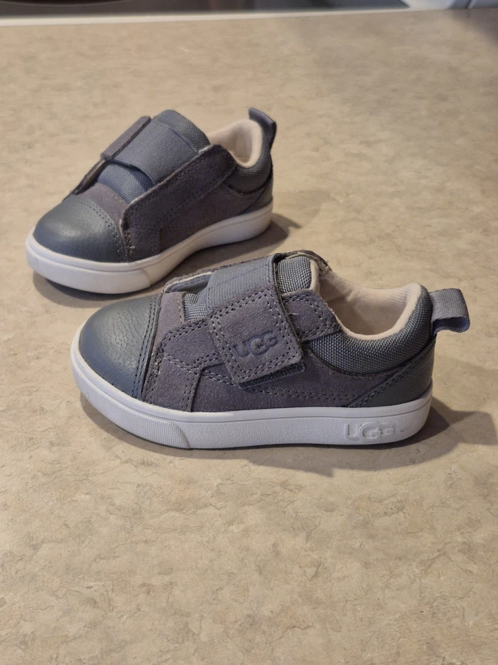 Zapatillas grises de dos tonos UGG Australia para niños pequeños talla 6 Foto 1 de 4