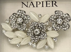 Broche Prendedor Floral Napier Transparente y Blanco Estrás Opaco Tono Plata con Caja - Imagen 1 de 15