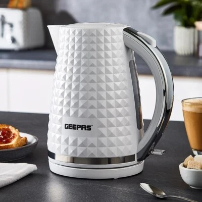 GEEPAS Elektrischer Krug Wasserkocher 1,7 l kabellos strukturiertes Design automatisch abschalten 2200 W weiß Patt