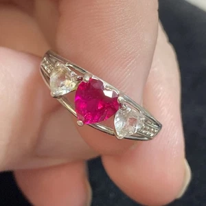 Anillo de plata de ley de 3 corazones con rubí y zafiro blanco creado en laboratorio talla 7 - Imagen 1 de 6