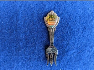 Vintage SECHS FAHNEN Souvenir Gabel Vergnügungspark - Bild 1 von 3