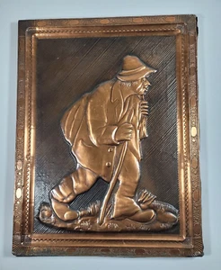 Copper Wall Plaque Raised Embossed Hatted Man with Sack and Staff Ornate Border - Bild 1 von 6