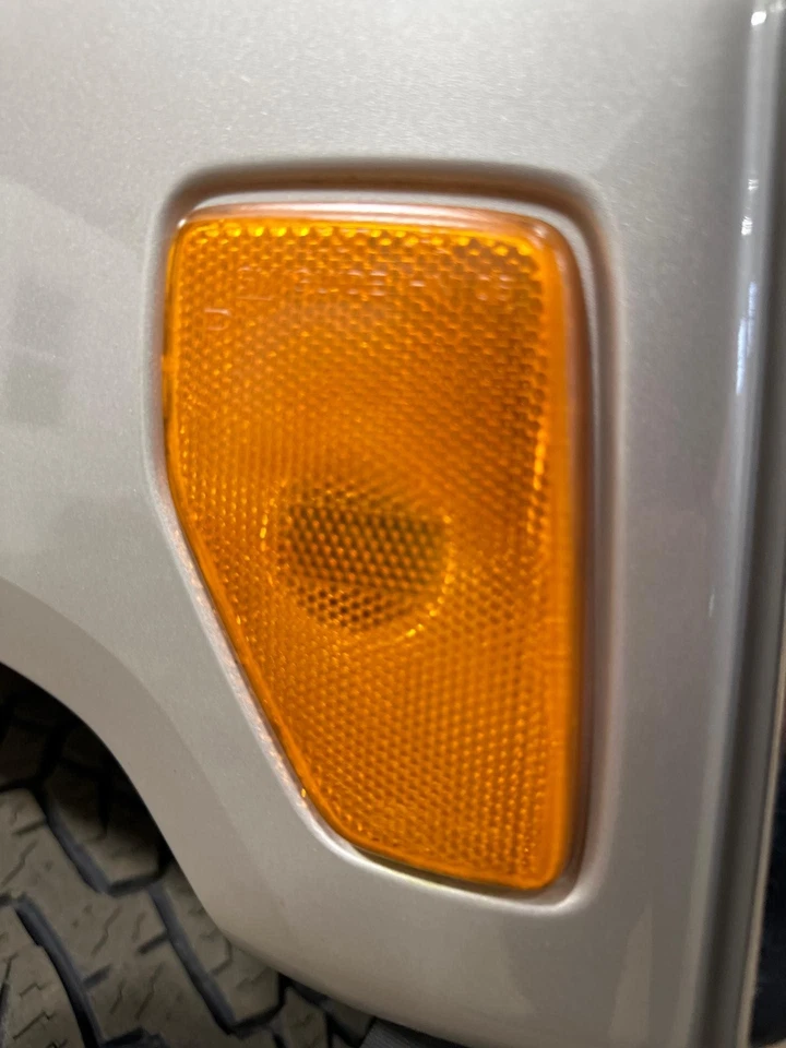 Used Side Marker Light Assembly fits: 2007 Hummer H3 Side Marker fender mounted Foto 1 de 4