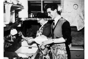 DAVID PEGG BUSBY BABES VERY RARE 1957 MANCHESTER UNITED 12 X8" PRINT & COA - Picture 1 of 7