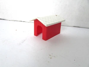 Plasticville 0 Scale Doghouse White Roof Red Siding  H7 - Picture 1 of 3