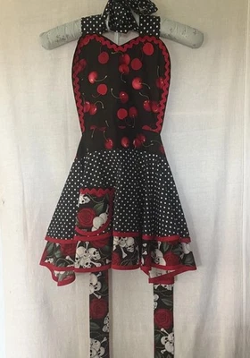 2 x tablier/crânes de pinafore, roses, cerises (+ gratuit Alice au pays des merveilles) Halloween - Photo 1/4