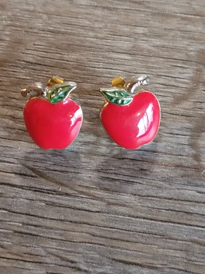 APPLE HARVEST PIERCED EARRINGS  RED ENAMEL GOLD-TONE Vintage Fruit 🍎 - Image 1 of 4