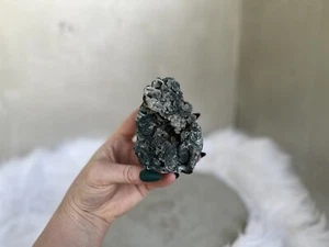 Apophyllite su matrice verde calcedonio, campione minerale misto - Foto 1 di 14