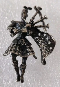 Walter Lampl Sterling Scottish Highland Bagpipe Player Brooch/Pin - Picture 1 of 9