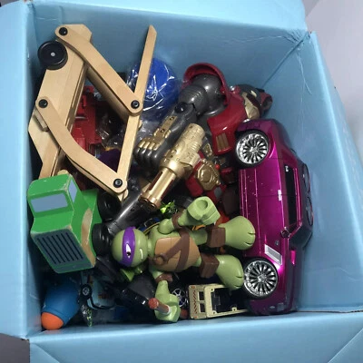 Caja llena de juguetes Ramdom usados | Mayormente vehículos | Robot | Dinosaurios | Tortugas Foto 1 de 4