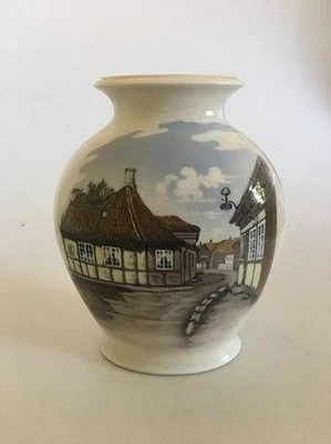 Vase Royal Copenhagen No. 4588 Avec Motif De Village - Image 1 of 4