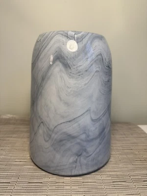 Белая и серая мраморная стеклянная ваза West Elm - Изображение 1 из 4