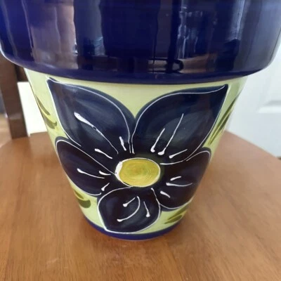 Maceta Estilo Talavera Azul con Flor Verde Sobre Arcilla - Excelente Estado Foto 1 de 4