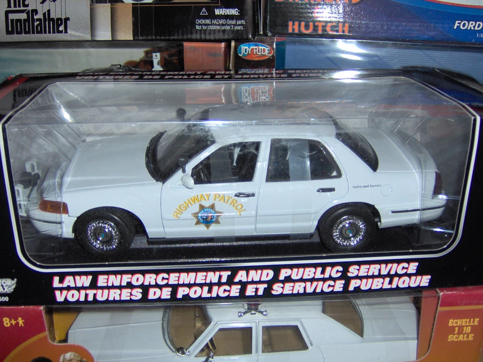 Ford Crown Victoria California Highway Patrol MotorMax 1:18 - Immagine 1 di 1