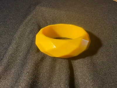 Brazalete grueso vintage de plexiglás/resina con diseño de facetas geométricas amarillas Foto 1 de 3