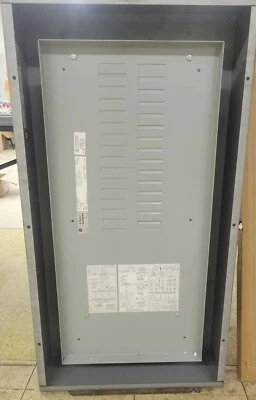General Electric AQF3301MTX 3P4W 125A 120V MainLug Interior con Cubierta de Panel Foto 1 de 4