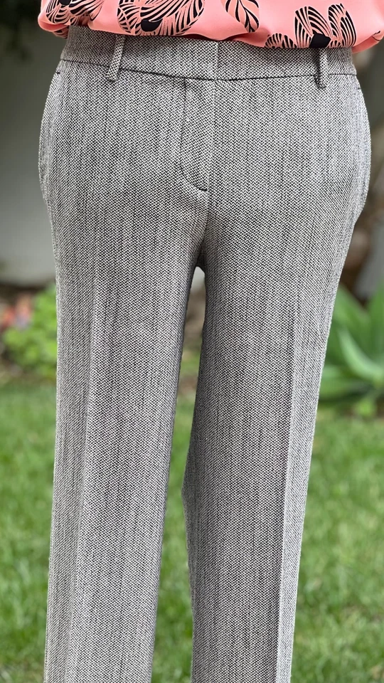 Ann taylor dress slacks, chevron pattern in white & black, size 4, straight leg - Imagem 1 de 4