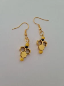 Gold honeycomb bee charm dangle earrings - Picture 1 of 1