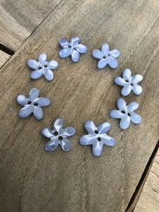 hellblau schimmernde kleine Perlmuttknöpfe in Blütenform 2 Loch (5 Stück) - Bild 1 von 3