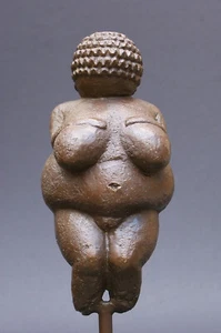 FIGURINA IN BRONZO 'VENERE DI WILLENDORF' By RUCHOS - Foto 1 di 7