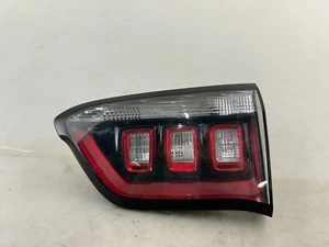 OEM | Luz trasera interior halógena Jeep Compass 2017-2023 (derecha/pasajero) - Imagen 1 de 8