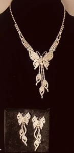 Collar de mariposa estrás de colección con pendientes de poste de caída tono plateado 13"" de largo - Imagen 1 de 11