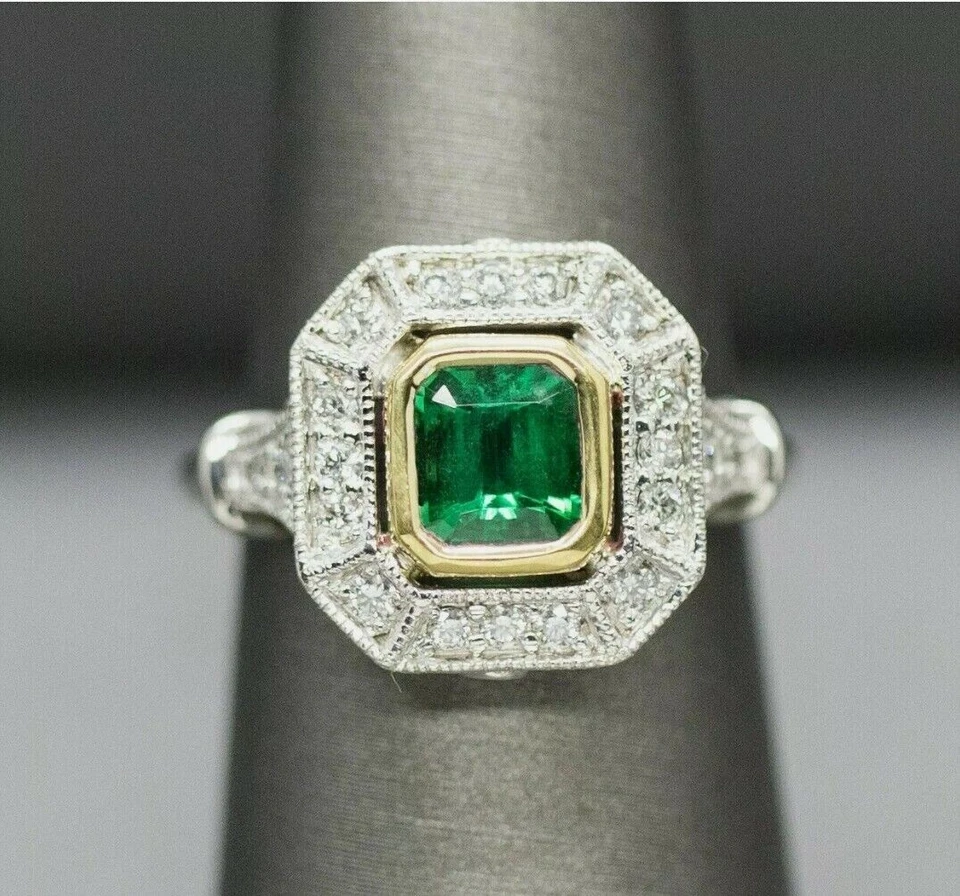 Anillo con racimo Art Deco halo creado en laboratorio corte esmeralda verde de 2 quilates de oro blanco de 14 quilates Foto 1 de 4