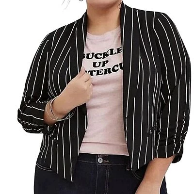 Torrid black and white striped cropped open stretch blazer 3 - Imagem 1 de 4