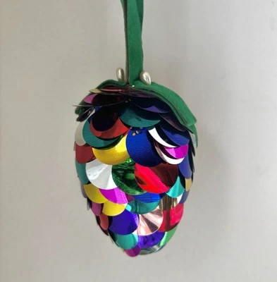 De colección Metálico Multicolor Lentejuelas Push Pin Cono de Pino Adorno de Navidad Hecho a Mano Foto 1 de 4
