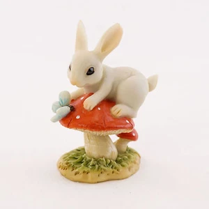 Hase auf Pilz mit Schmetterling TO 4666 Miniatur Feengarten - Bild 1 von 4