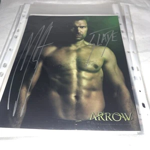 MANU BENNETT SIGNED ARROW PHOTO 10x8 - Picture 1 of 2