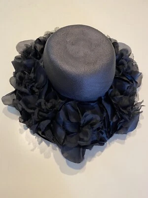 20 世纪 50 年代 Schiaparelli Paris 黑色吸管带丝绸 6 英寸卷心菜玫瑰德比帽 5 英寸边缘 — 第 1/4 张图片