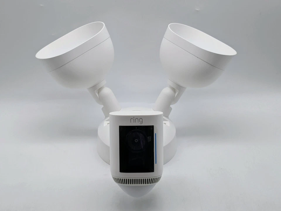 Ring Floodlight Cam Wired Pro con 1080p HD activado por movimiento blanco Foto 1 de 4