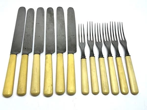 Set di 12 antichi coltelli e forchette da tavola in bachelite/celluloide Meriden Cutlery Co - Foto 1 di 7