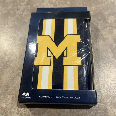 MICHIGAN WOLVERINES EVERGREEN HARDCASE ALUMINUM WALLET NEW Cover