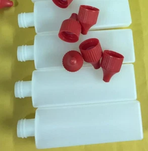 4 botellas postales de plástico vacías de 50 ml líquido lo suficientemente delgadas como para publicar como carta - Imagen 1 de 5