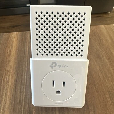 TP-Link TL-PA7010P (US) Passthrough Powerline Adapter AV1000 Mbps, Model PA7010 - Image 1 of 4