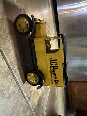 Camión de reparto réplica coleccionable ERTL 1913 Ford Modelo T Van, J.C. Penney Co. Foto 1 de 4