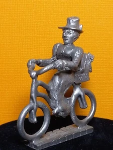 Mago de Oz Miss Gulch Estatuilla Peltre COMSTOCK Bruja Malvada Toto Bicicleta RARA 98 - Imagen 1 de 23
