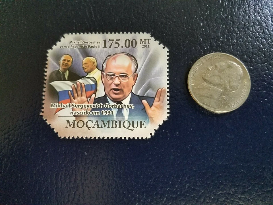 Sello perforado Mijaíl Gorbachov Papa Juan Pablo II Mocambique 2011 Foto 1 de 1