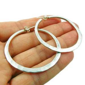 Pendientes de aro circular de plata esterlina 925 lisos martillados en caja de regalo - Imagen 1 de 5