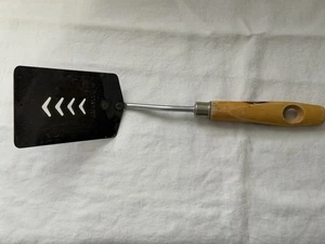 "Espátula vintage con mango de madera ranurado de acero inoxidable Androck 9 1/2""" - Imagen 1 de 3